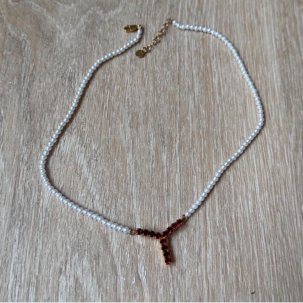 White and Red Curved Necklace with Elegant Design